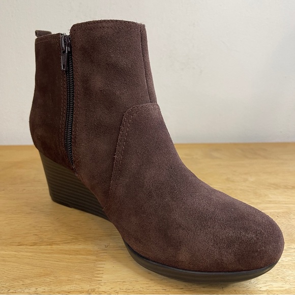 Clarks Crystal Quartz Brown Suede Leather Wedge Chelsea Boots Booties Size 7.5W - Picture 3 of 15